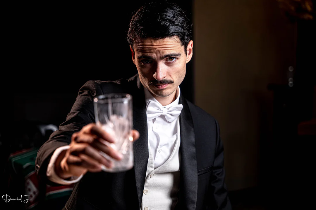 Portrait d'un artiste en smoking, soirée Gatsby au Palais de la Méditerranée